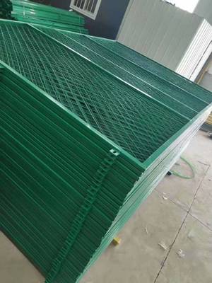 湖北武漢鋼板網(wǎng)護欄 堅固耐用的安全防護設(shè)備